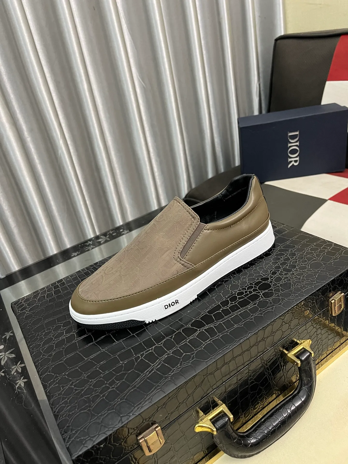 Men's men's shoes 💰420⌚️⌚️Dior unique modern style sneakers. Counter purchasing 🏃casual leather shoes😍😍 original cowhide leather imported from Italy (refuses to discolor and grind feet) soles: original soles specially provided by the original factory, super cool😍 lace up and walk with wind👍 style design ⚠️ super comfortable and wear-resistant original soles. Code number: 38-444️⃣Colors available